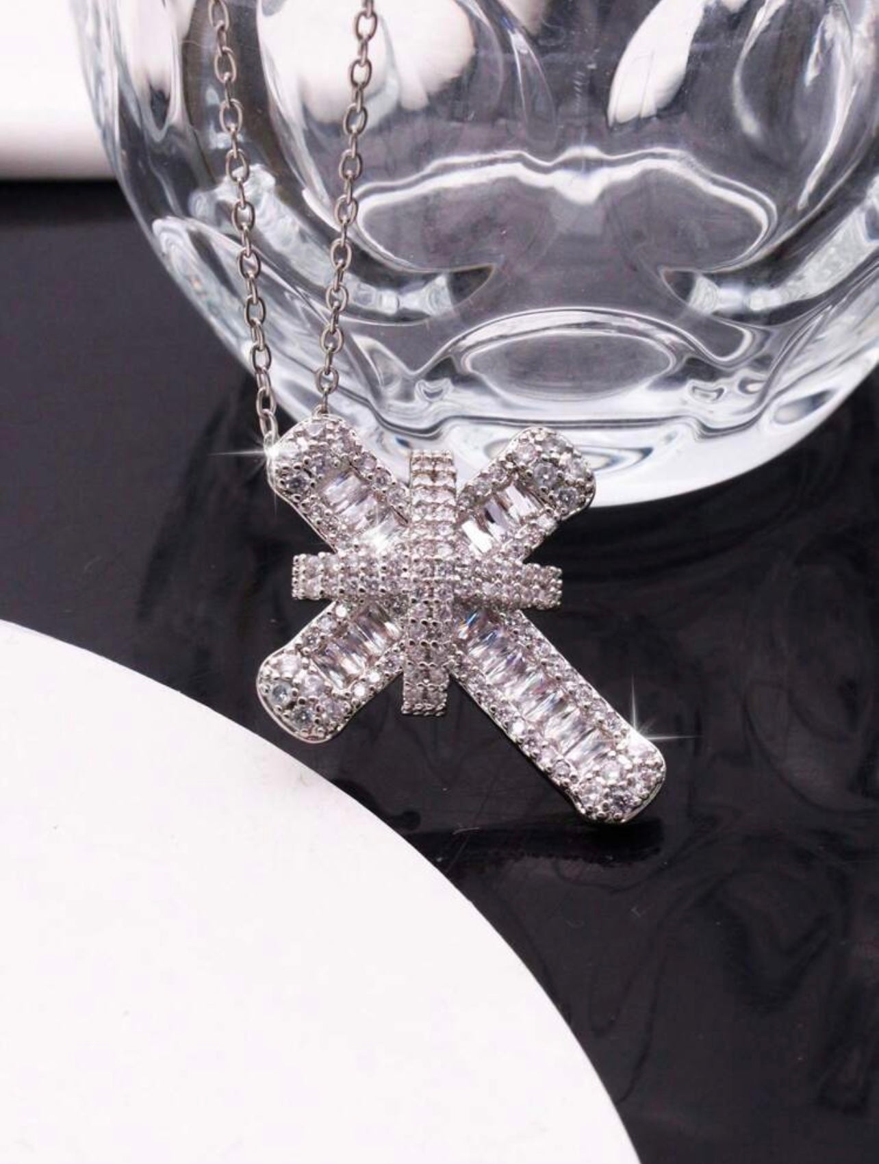 Luxury Silver-Tone Cross Pendant Necklace with Cubic Zirconia – Stylish Sparkle for Everyday Wear