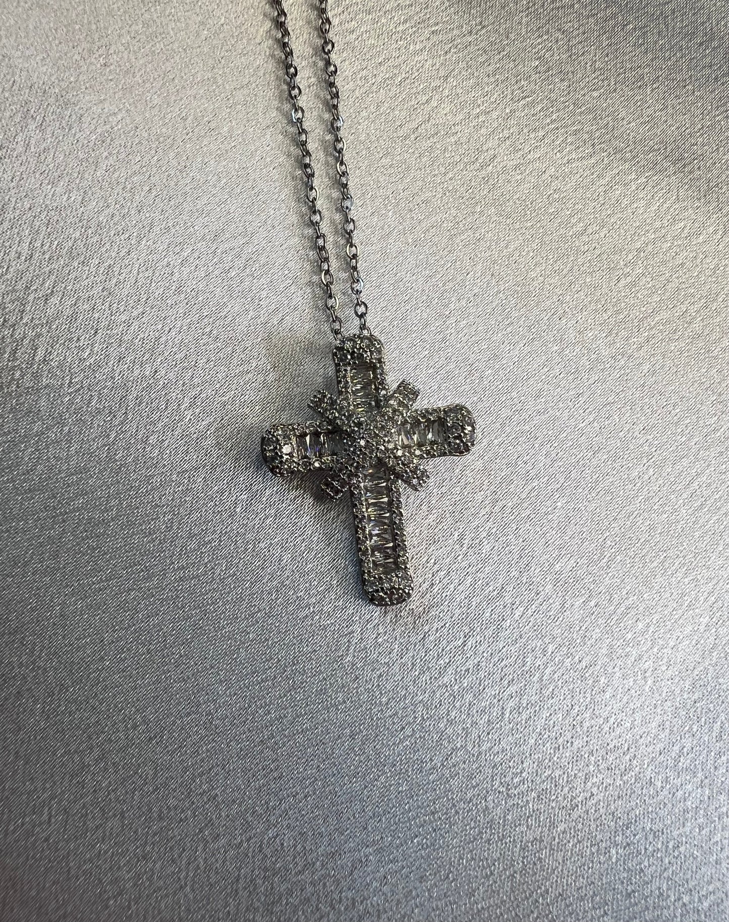 Luxury Silver-Tone Cross Pendant Necklace with Cubic Zirconia – Stylish Sparkle for Everyday Wear