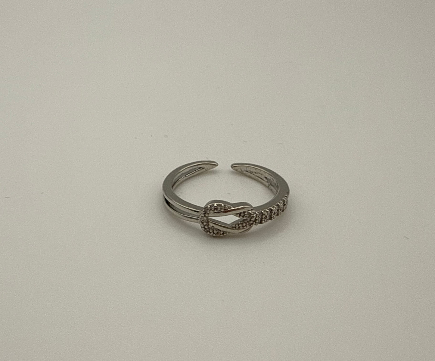 Silver Twisted Crossover Cubic Zirconia Ring – Luxury Sparkle for Any Occasion