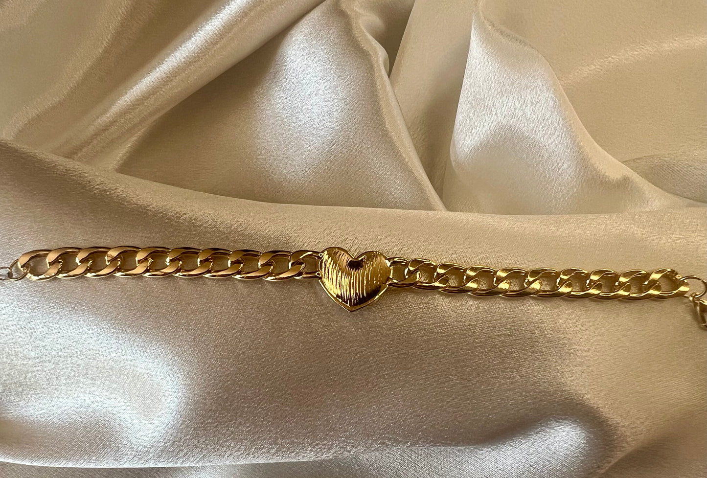 Gold Curb Bracelet with Rhinestone Heart Detail – Tarnish Resistant