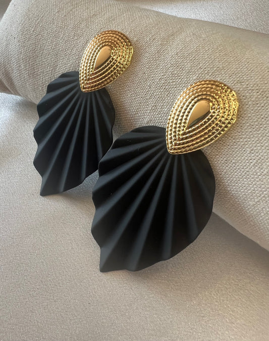 Textured Leaf Drop Earrings – Gold & Black Elegance with Natural Charm
