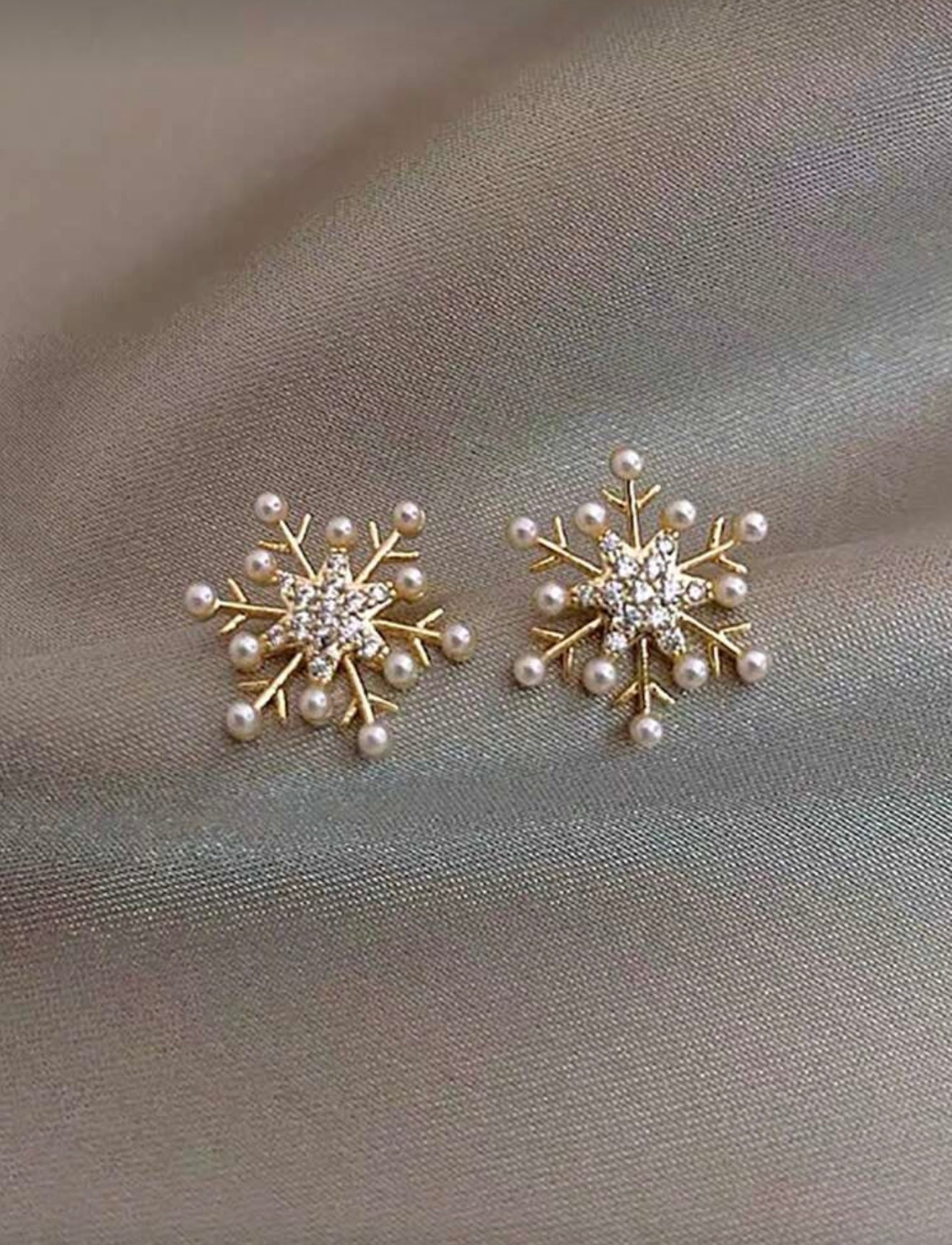 Minimalist Snowflake Design Faux Pearl & Glass Stud Earrings – Elegant, Radiant & Timeless