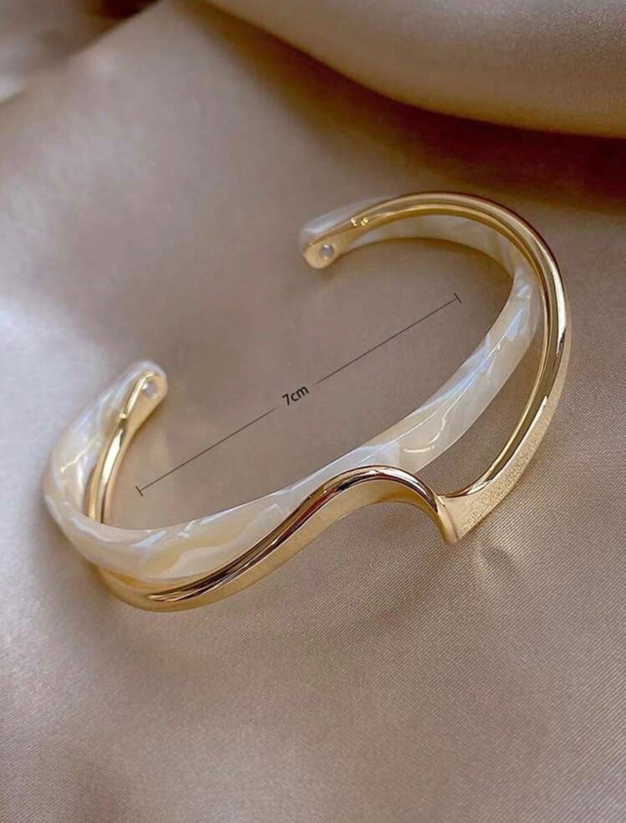 Luxury Gold & White Pearl Plate Twisted Metal Texture Bangle Bracelet – Elegant Everyday Wear