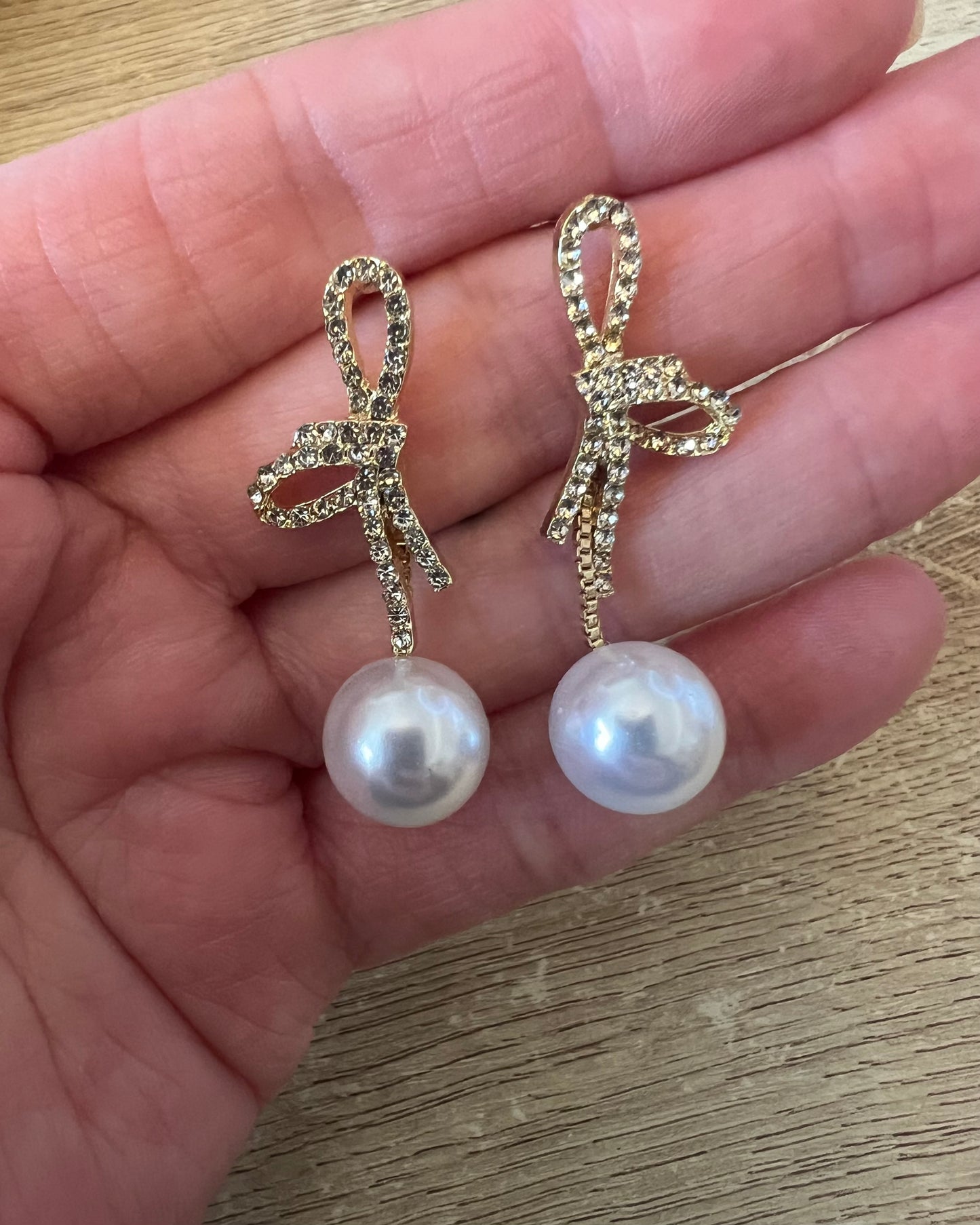 Retro Bow & Pearl Earrings – Elegant Gift for Valentine’s Day, Mum & Everyday Style