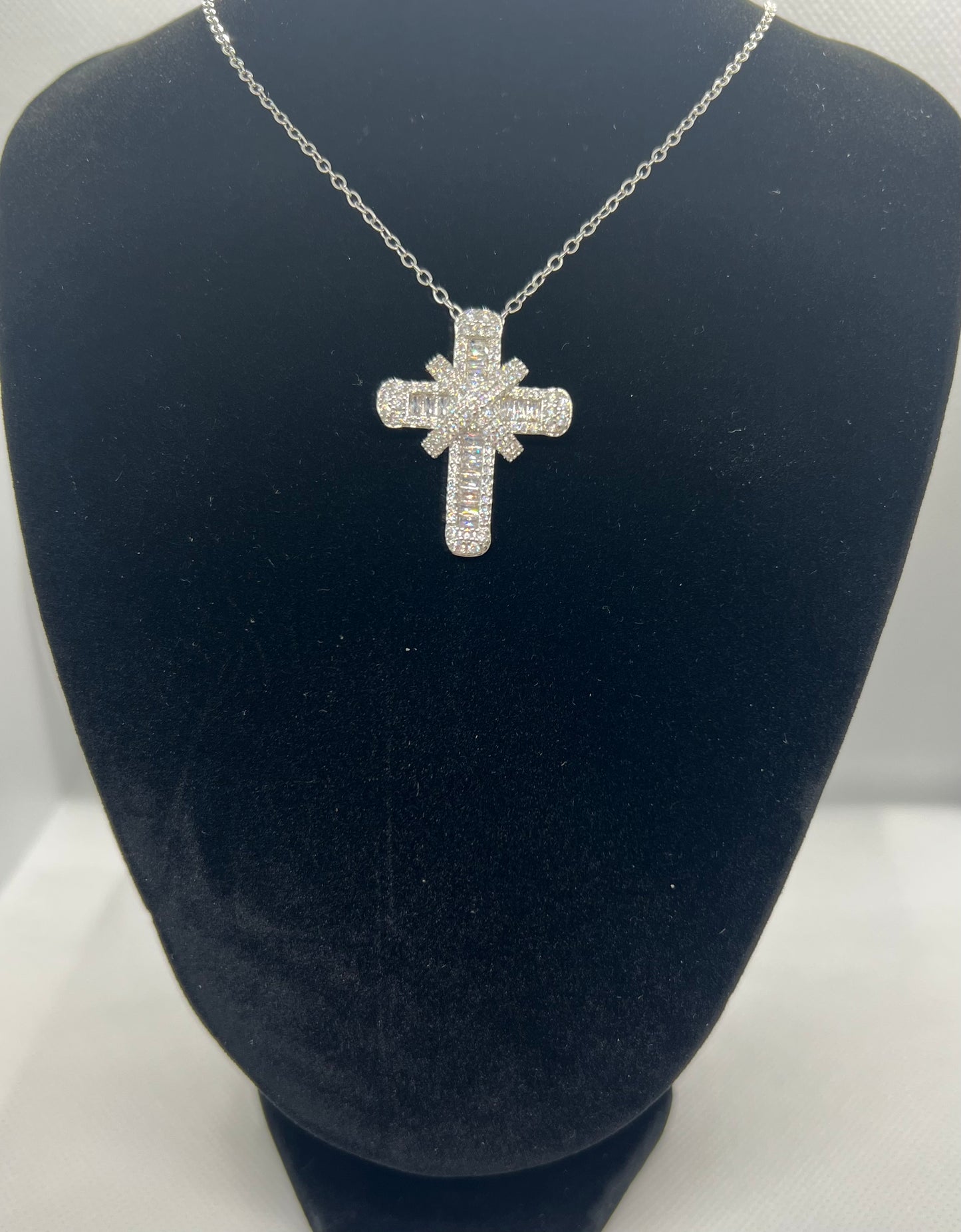 Luxury Silver-Tone Cross Pendant Necklace with Cubic Zirconia – Stylish Sparkle for Everyday Wear
