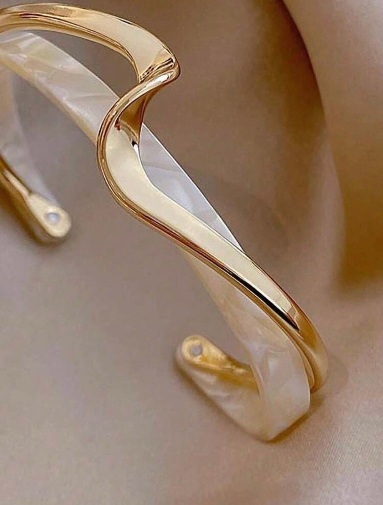 Luxury Gold & White Pearl Plate Twisted Metal Texture Bangle Bracelet – Elegant Everyday Wear