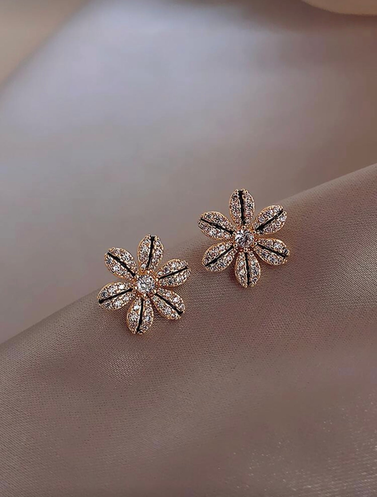 Rhinestone Flower Decor Stud Earrings – Elegant, Radiant & Timeless