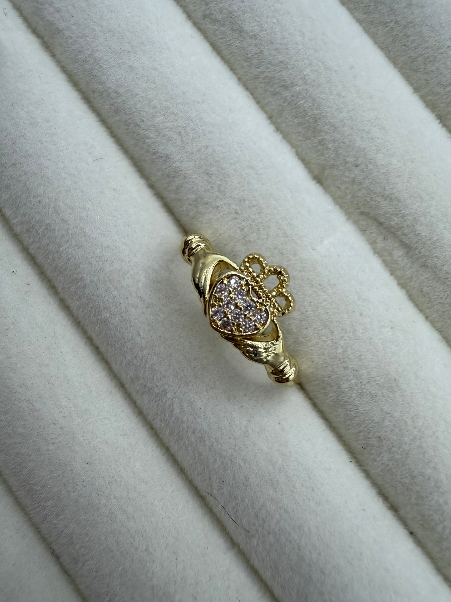 Claddagh Heart Zirconia-Inlaid Ring – Luxury Minimalist Finger Jewellery