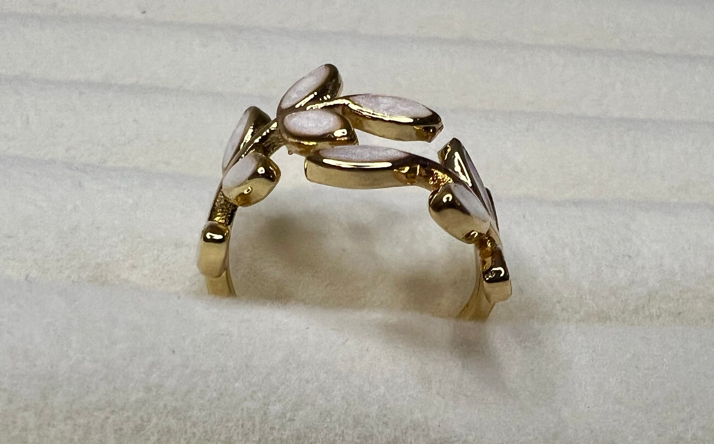 Gold Leaf Ring with Cream Marble Enamel – Elegant Gift for a Friend