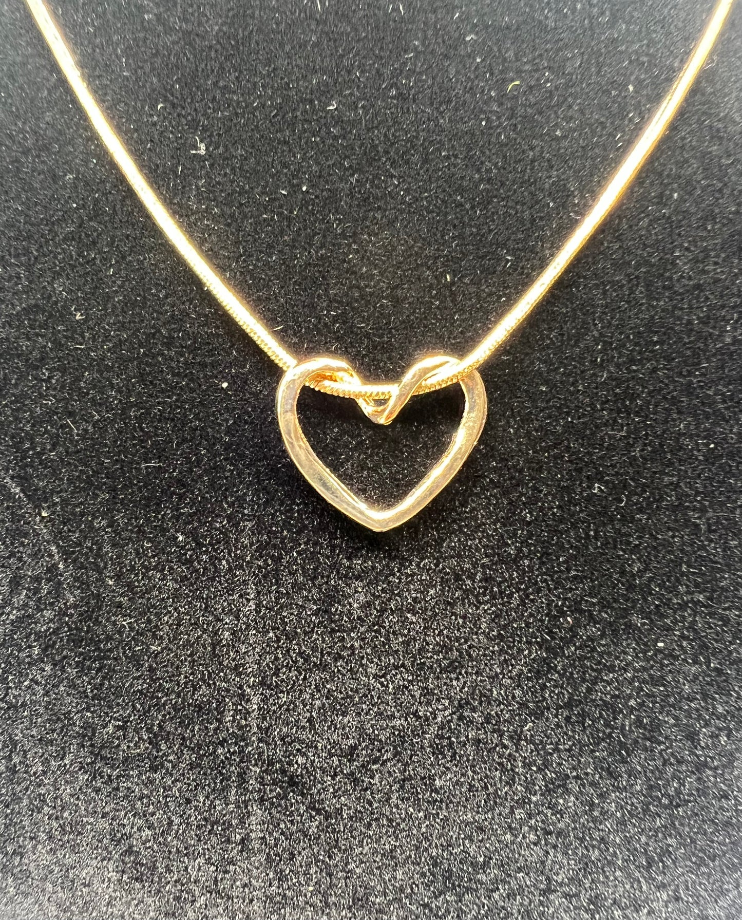 Gold Knot Detail Hollow Heart Pendant Necklace – A Symbol of Love and Connection