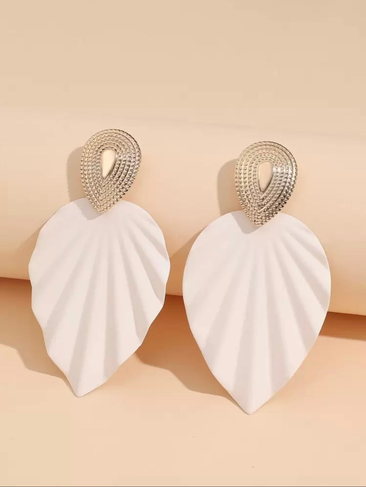 Textured Leaf Drop Earrings – Gold & White Elegance with Natural Charm