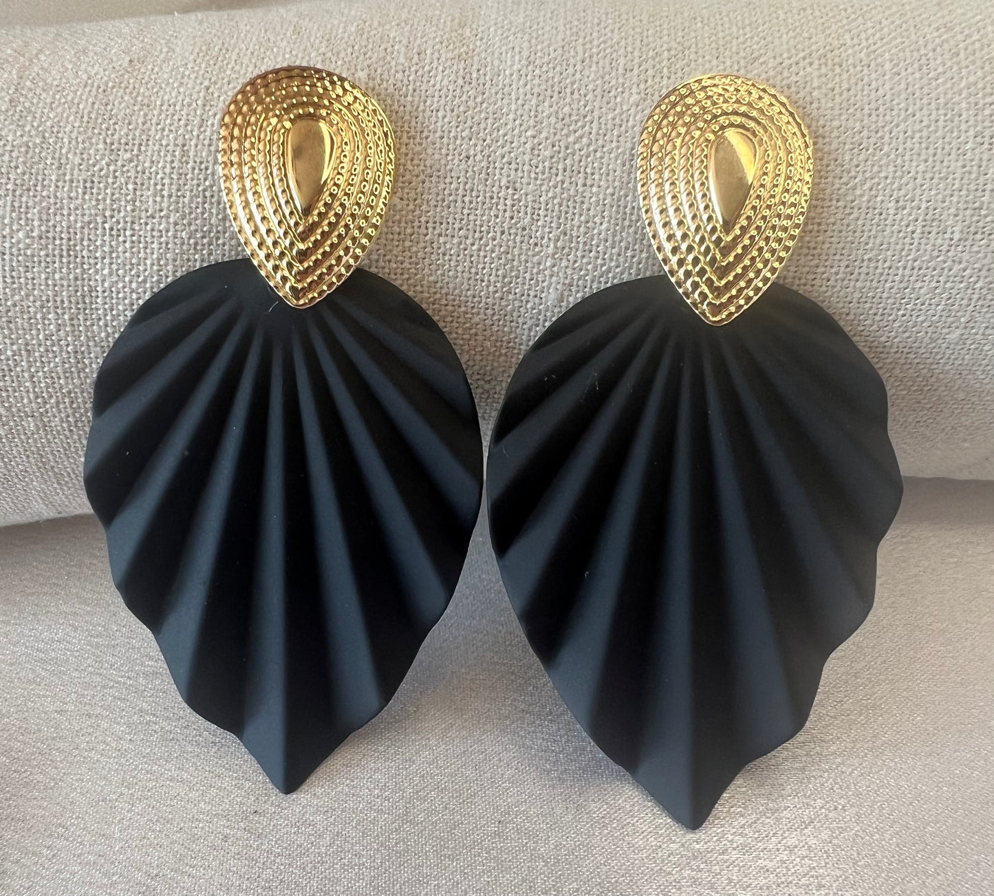 Textured Leaf Drop Earrings – Gold & Black Elegance with Natural Charm
