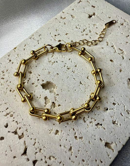 Inspired-Style Tarnish Resistant 18k Gold Plated Horseshoe Buckle Bracelet – Elegant & Timeless Design