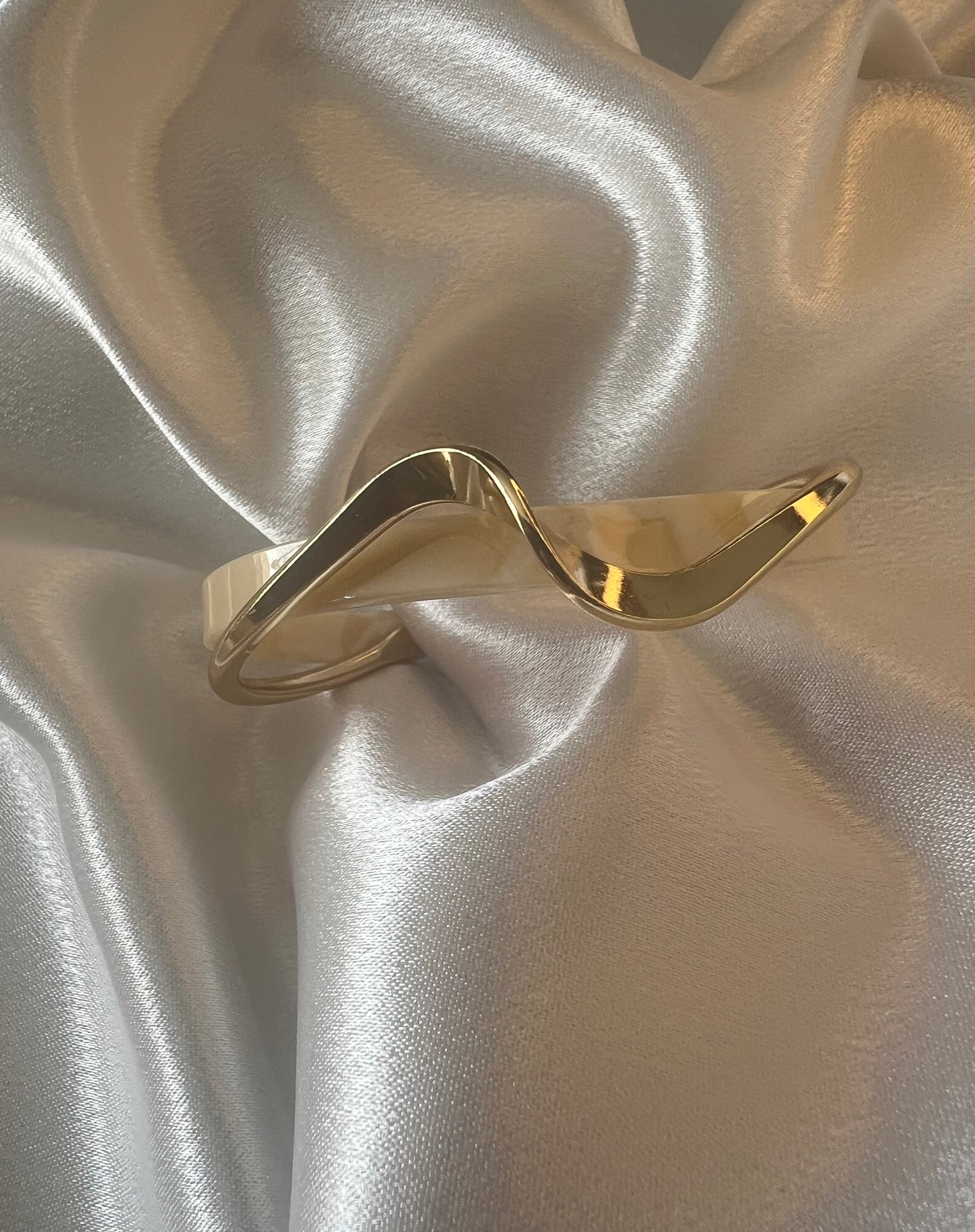 Luxury Gold & White Pearl Plate Twisted Metal Texture Bangle Bracelet – Elegant Everyday Wear