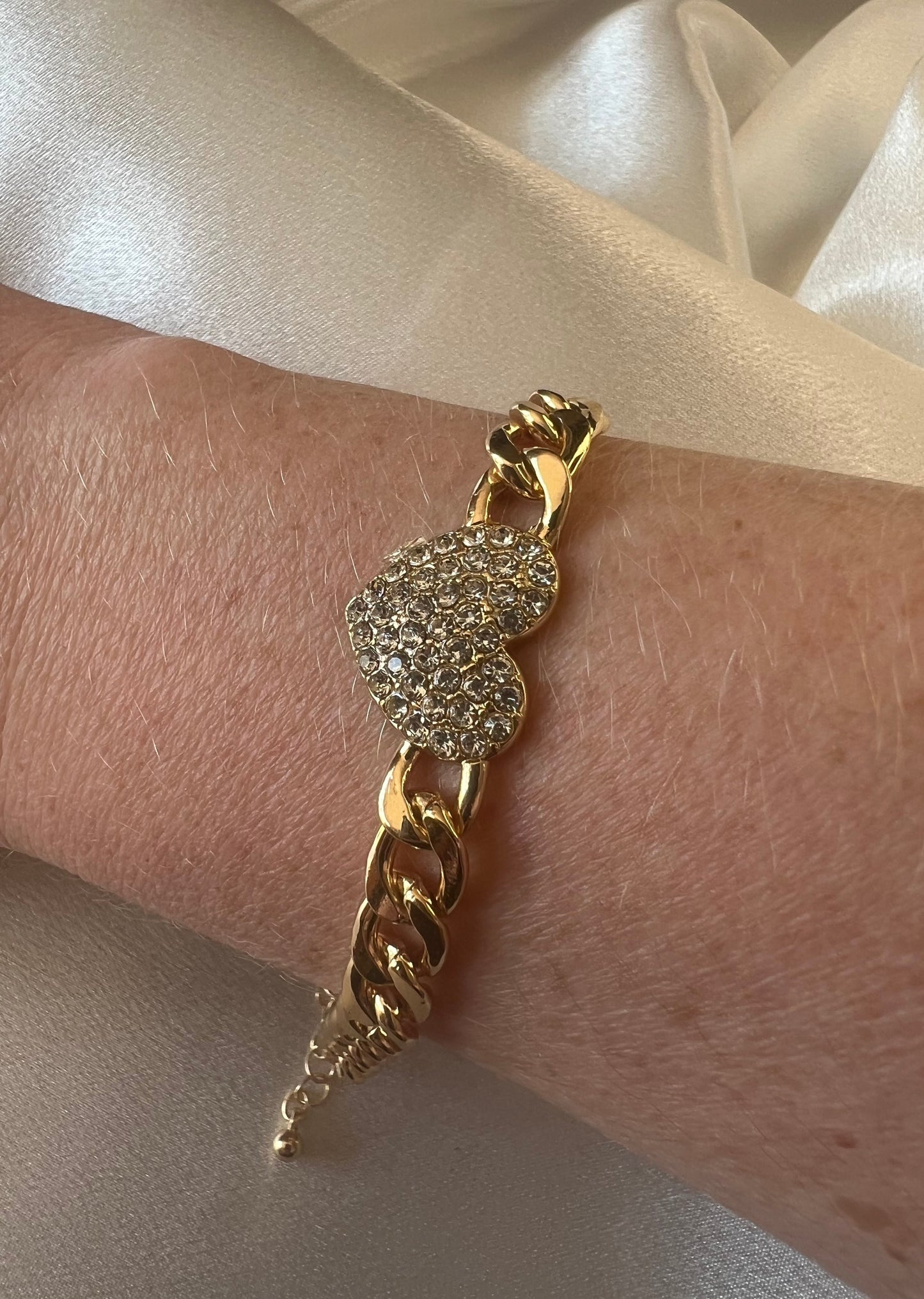 Gold Curb Bracelet with Rhinestone Heart Detail – Tarnish Resistant