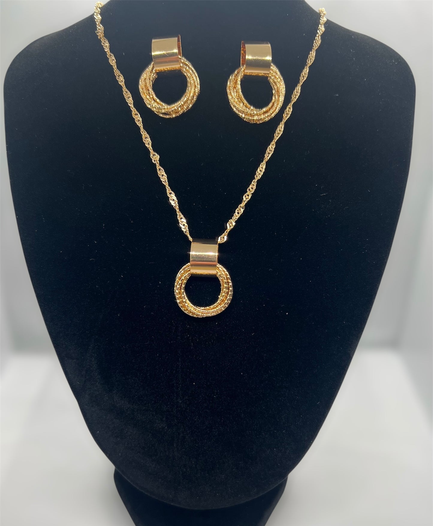 Yellow Gold Circle Necklace & Earrings Jewellery Set – Timeless Simplicity with Modern Charm