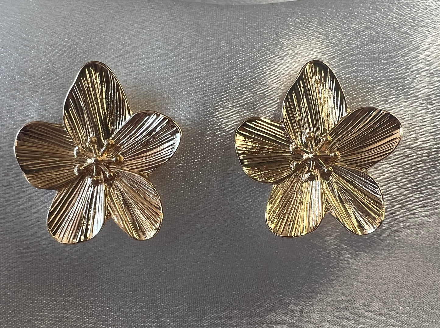 Tarnish-Resistant Gold Flower Stud Earrings – Simple, Chic & Feminine