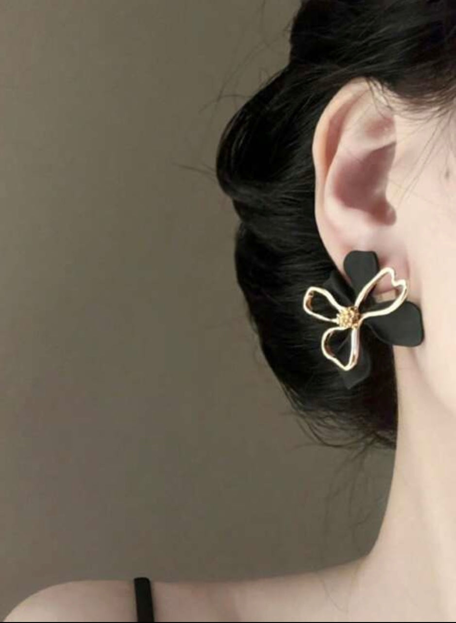 Tarnish-Resistant Gold & Black Flower Stud Earrings – Fresh, Feminine & Chic