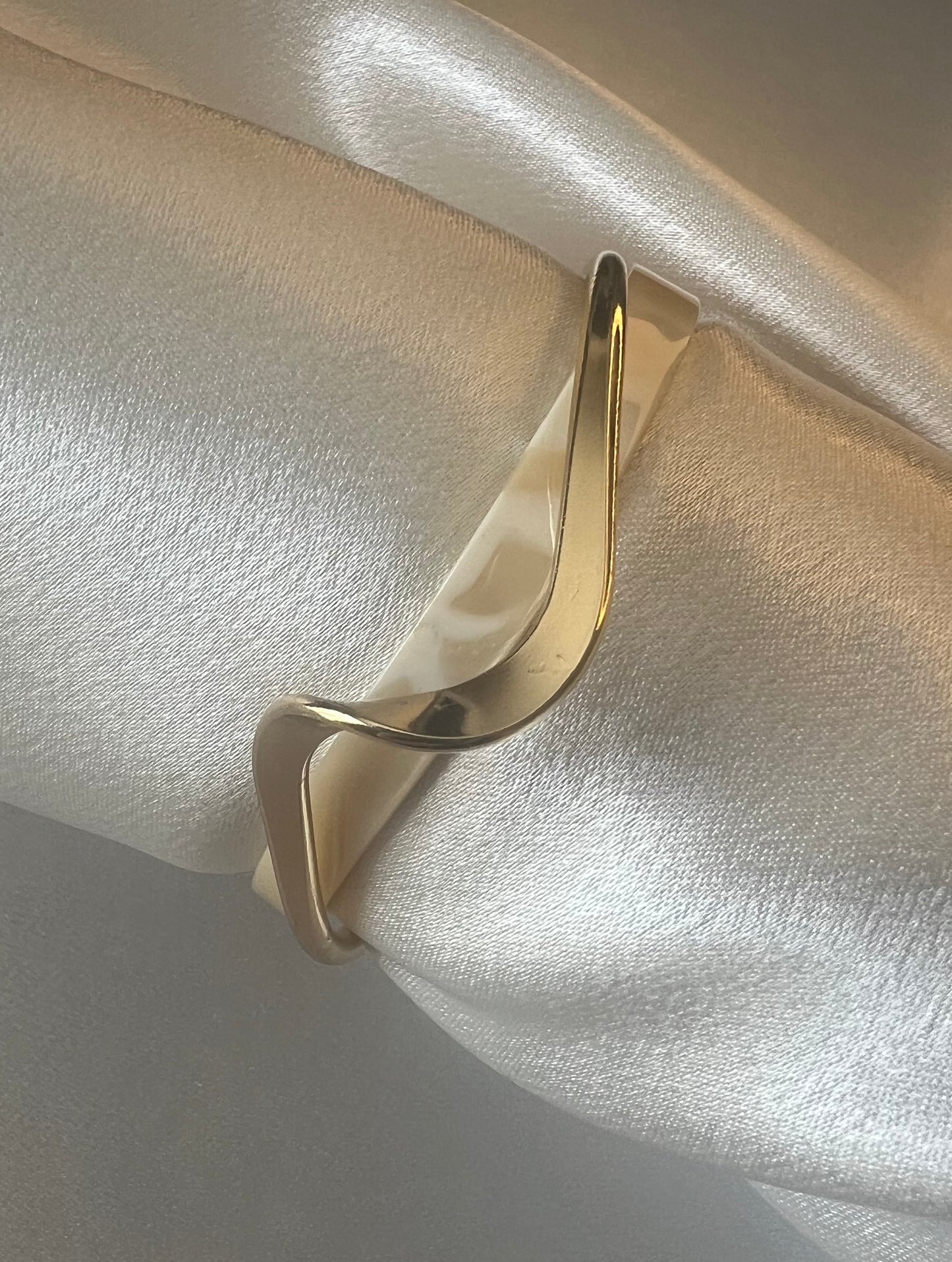 Luxury Gold & White Pearl Plate Twisted Metal Texture Bangle Bracelet – Elegant Everyday Wear