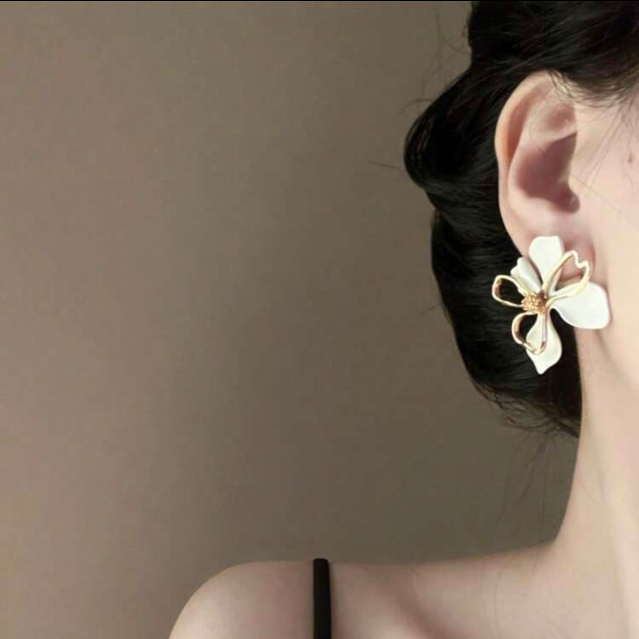 Gold & White Flower Stud Earrings – Fresh, Feminine, and Effortlessly Chic