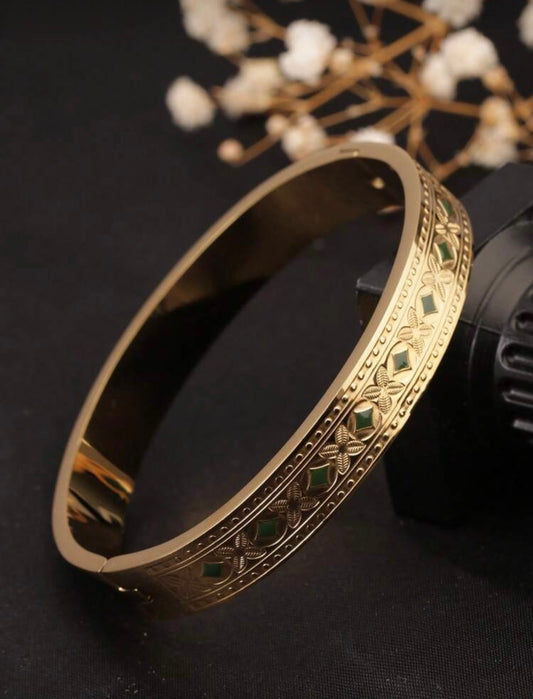 Titanium Steel 18K Gold-Color Four-Leaf Clover & Rhombus Bangle – Elegant, Radiant & Timeless