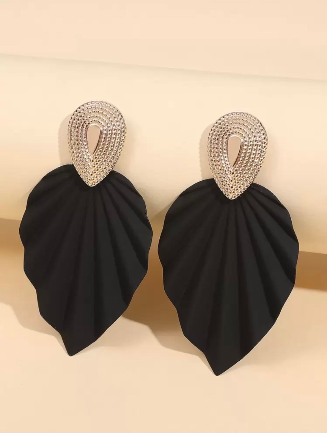 Textured Leaf Drop Earrings – Gold & Black Elegance with Natural Charm