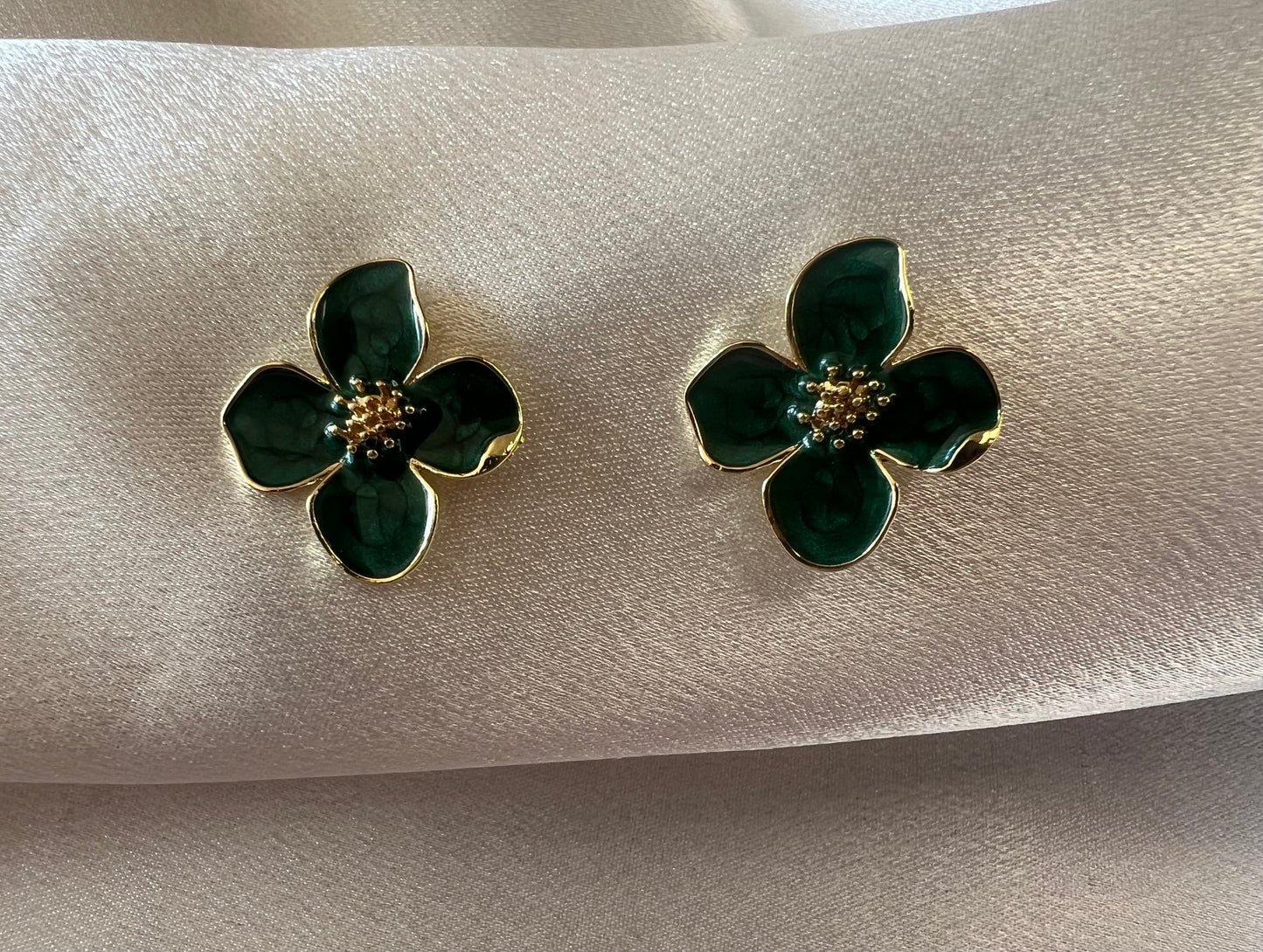 Gold & Forest Green Enamel Hibiscus Flower Earrings – Retro French Vintage Elegance