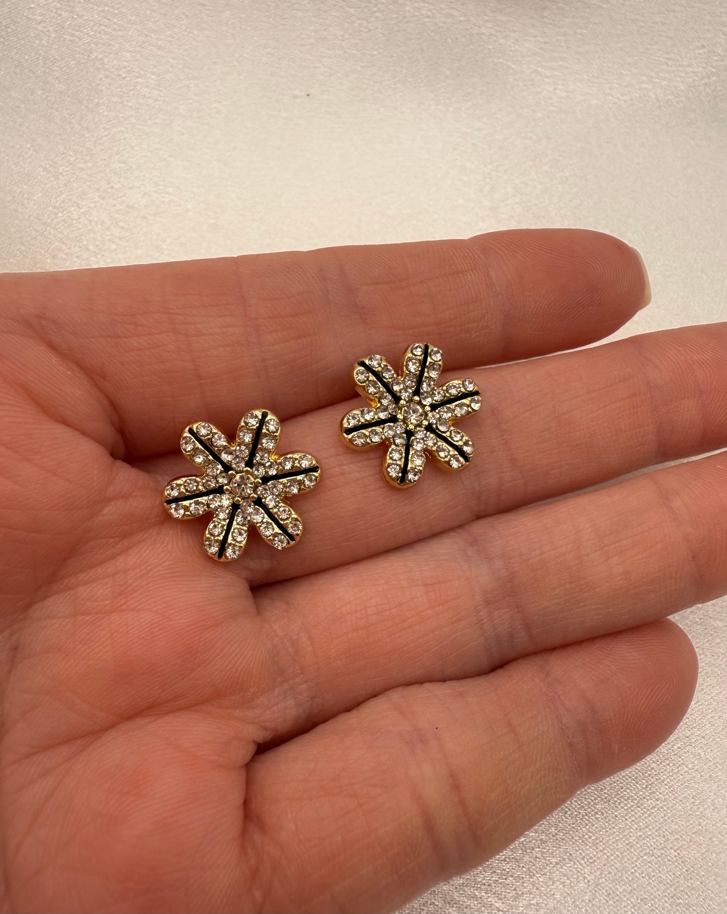 Rhinestone Flower Decor Stud Earrings – Elegant, Radiant & Timeless