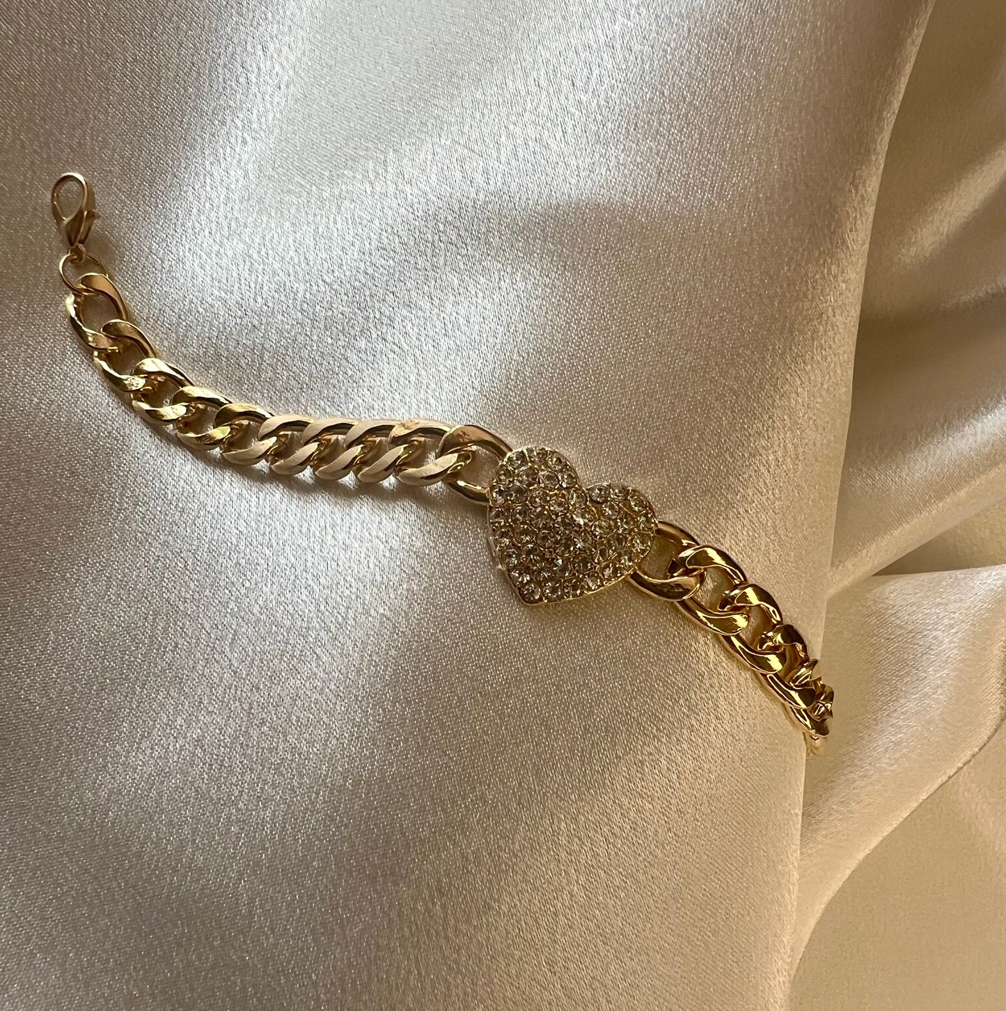 Gold Curb Bracelet with Rhinestone Heart Detail – Tarnish Resistant