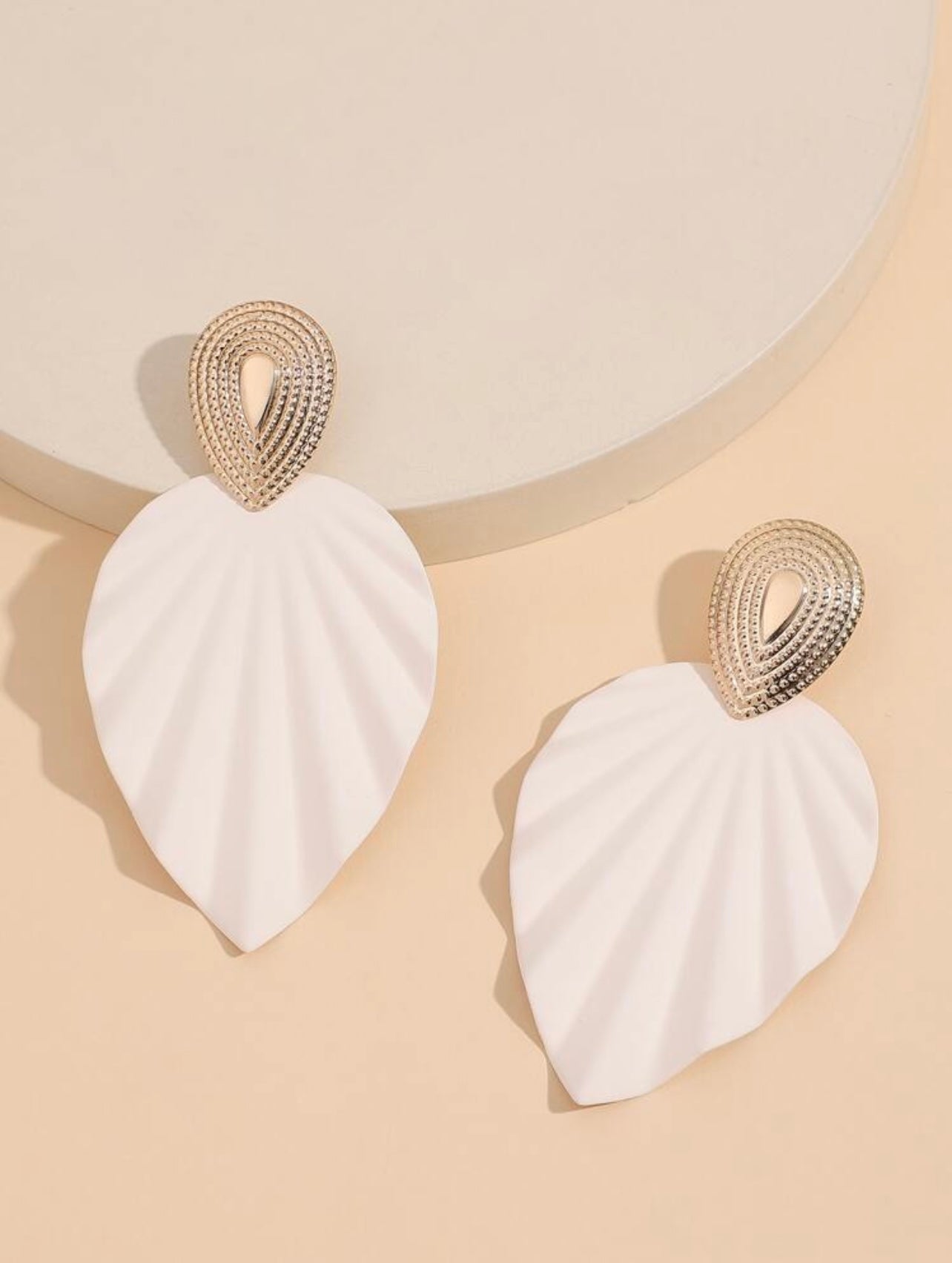 Textured Leaf Drop Earrings – Gold & White Elegance with Natural Charm