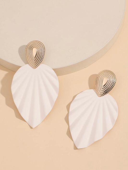 Textured Leaf Drop Earrings – Gold & White Elegance with Natural Charm