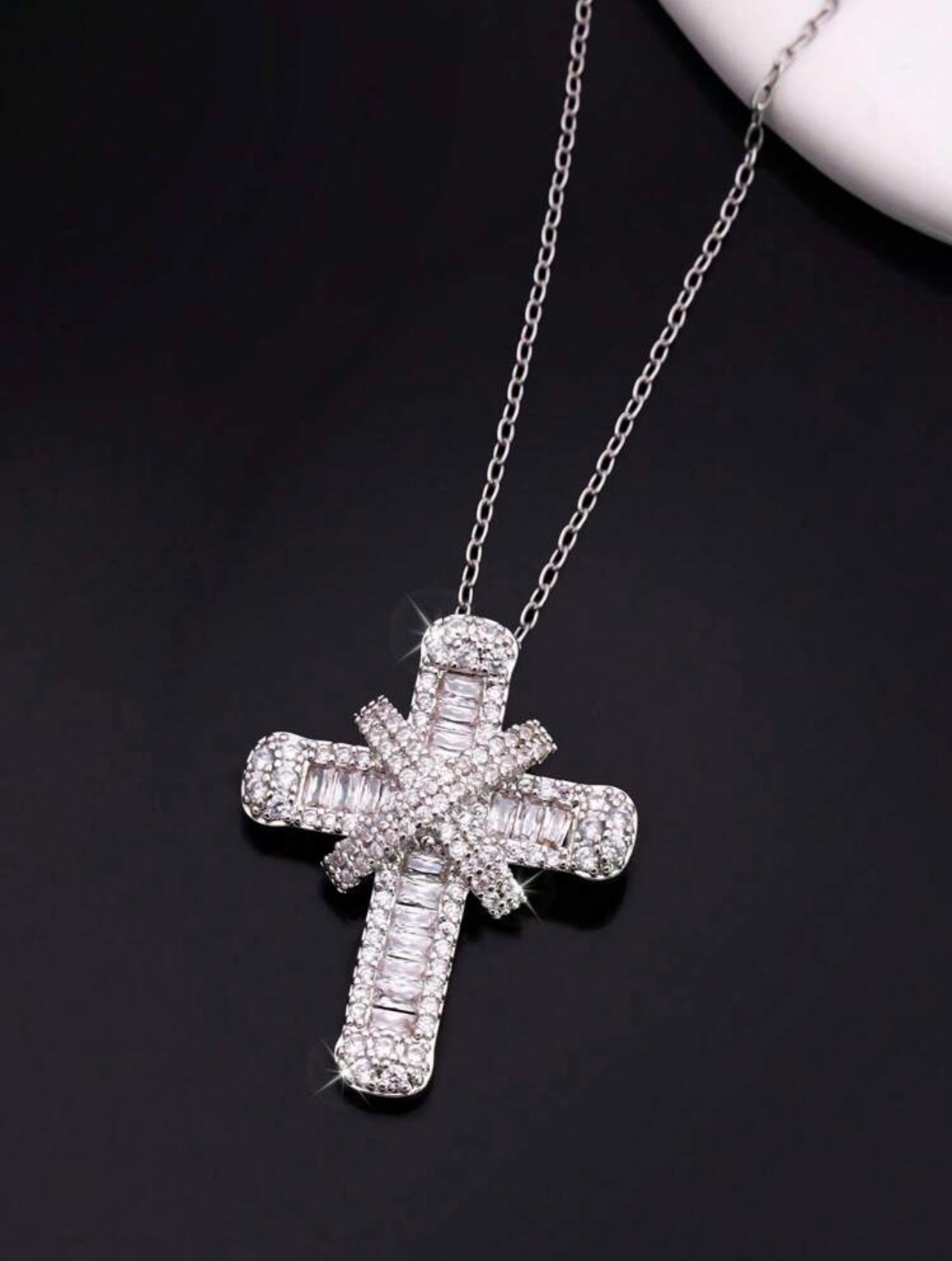 Luxury Silver-Tone Cross Pendant Necklace with Cubic Zirconia – Stylish Sparkle for Everyday Wear