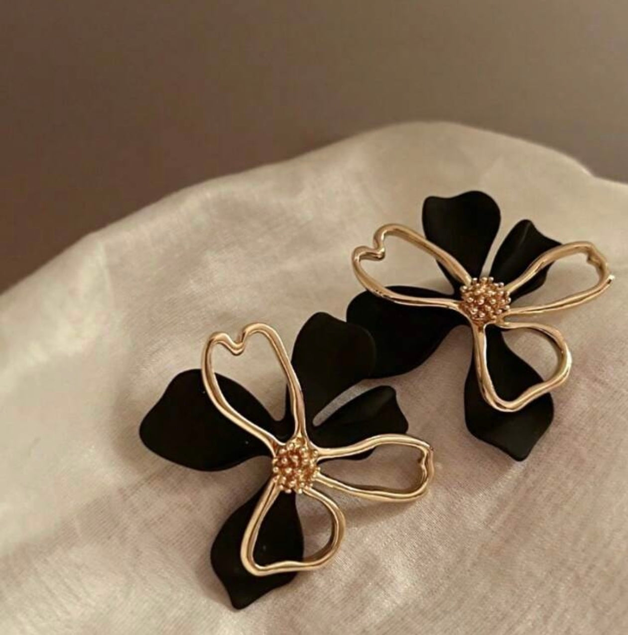Tarnish-Resistant Gold & Black Flower Stud Earrings – Fresh, Feminine & Chic