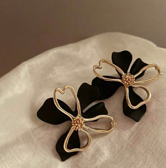 Tarnish-Resistant Gold & Black Flower Stud Earrings – Fresh, Feminine & Chic