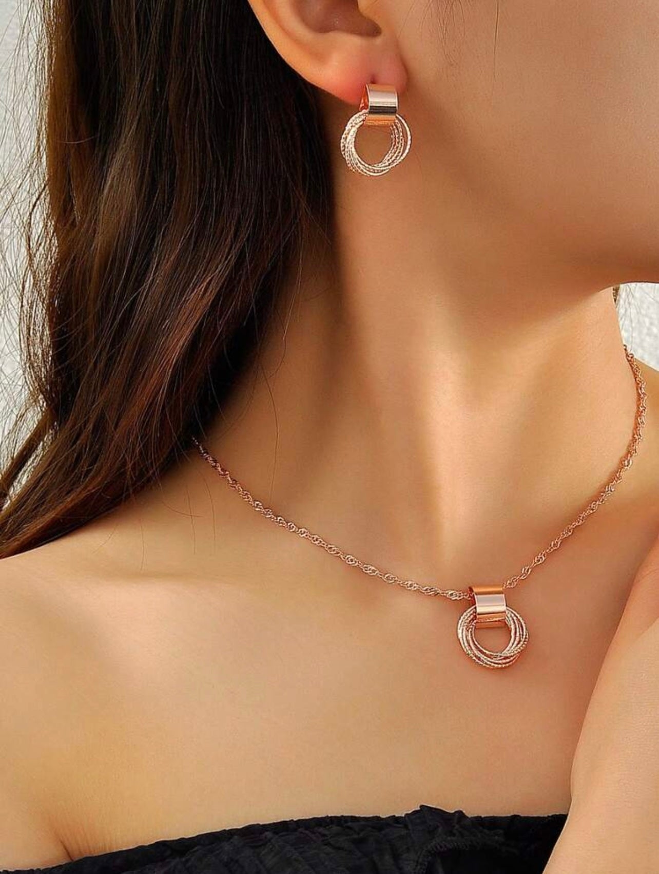 Yellow Gold Circle Necklace & Earrings Jewellery Set – Timeless Simplicity with Modern Charm