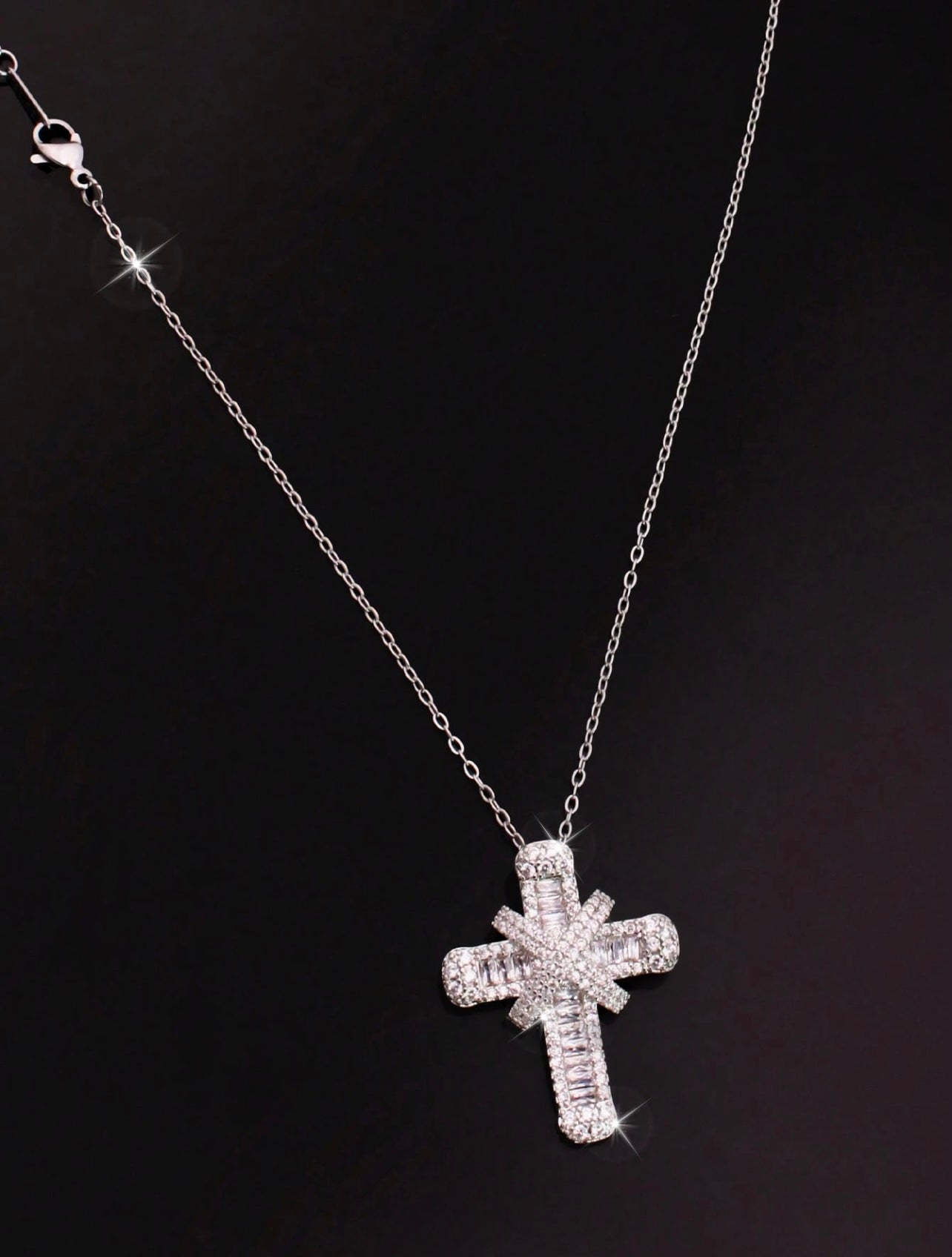 Luxury Silver-Tone Cross Pendant Necklace with Cubic Zirconia – Stylish Sparkle for Everyday Wear