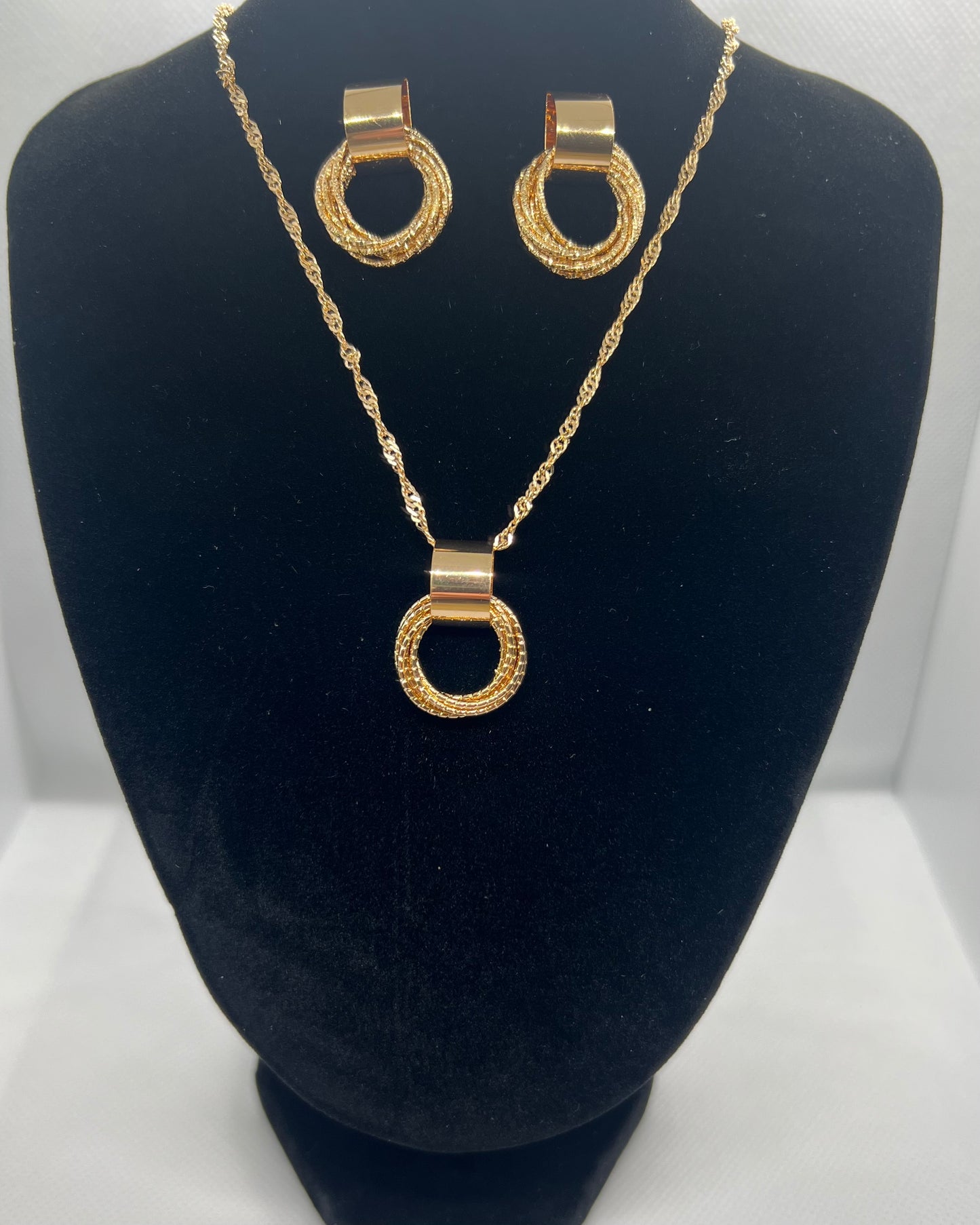 Yellow Gold Circle Necklace & Earrings Jewellery Set – Timeless Simplicity with Modern Charm