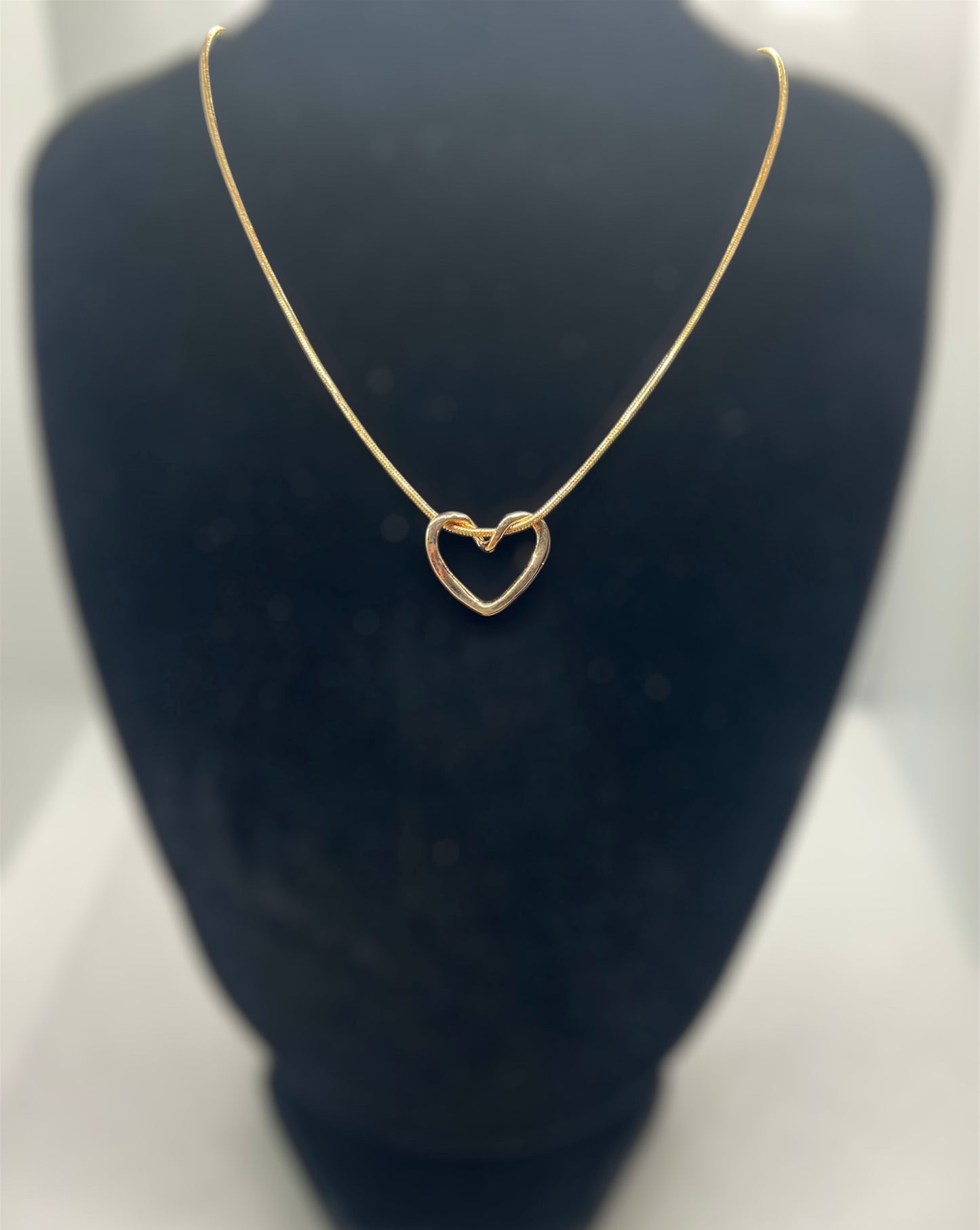 Gold Knot Detail Hollow Heart Pendant Necklace – A Symbol of Love and Connection