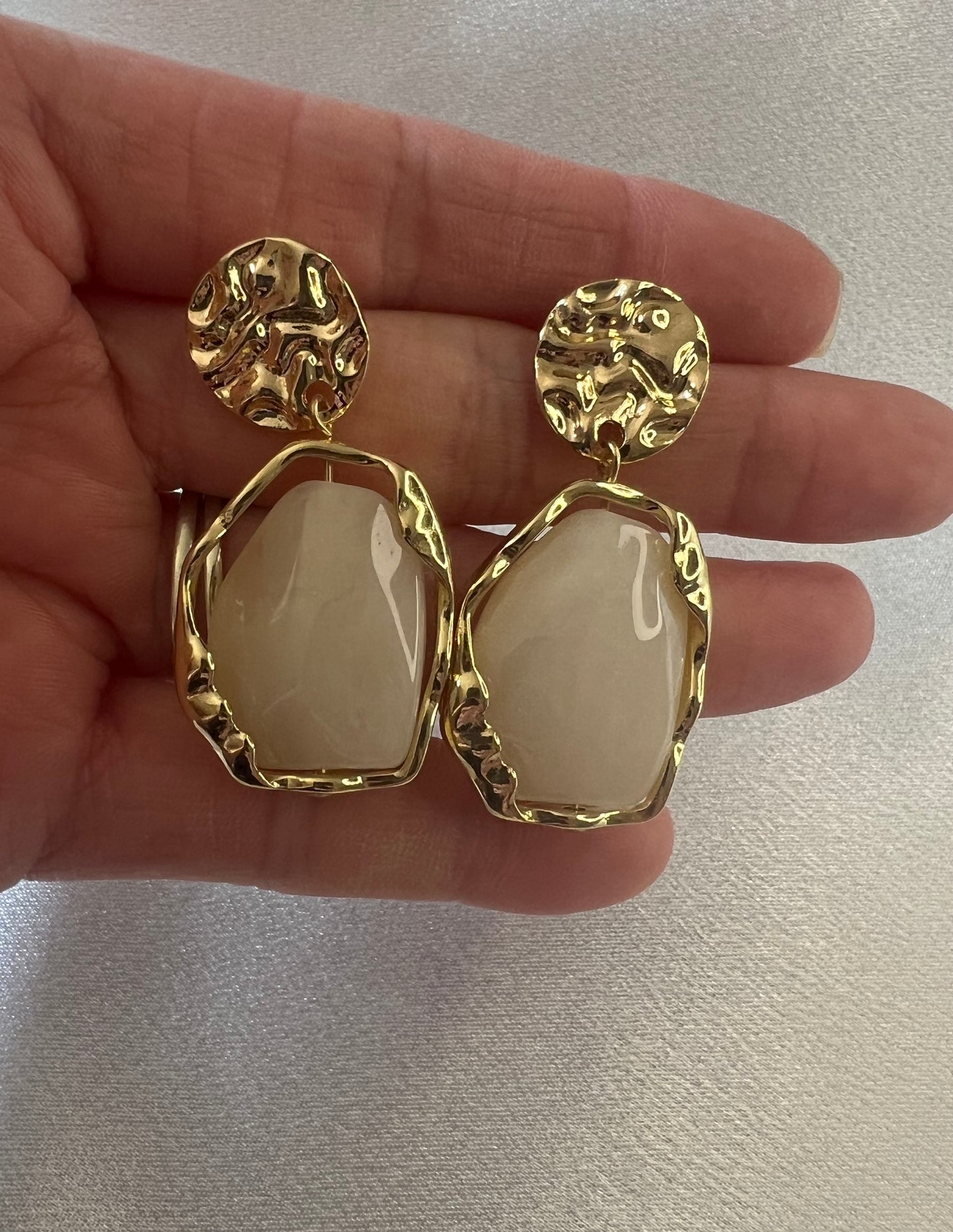 Hammered Gold Translucent Marbled Statement Drop Earrings – Bold Texture Meets Soft Elegance