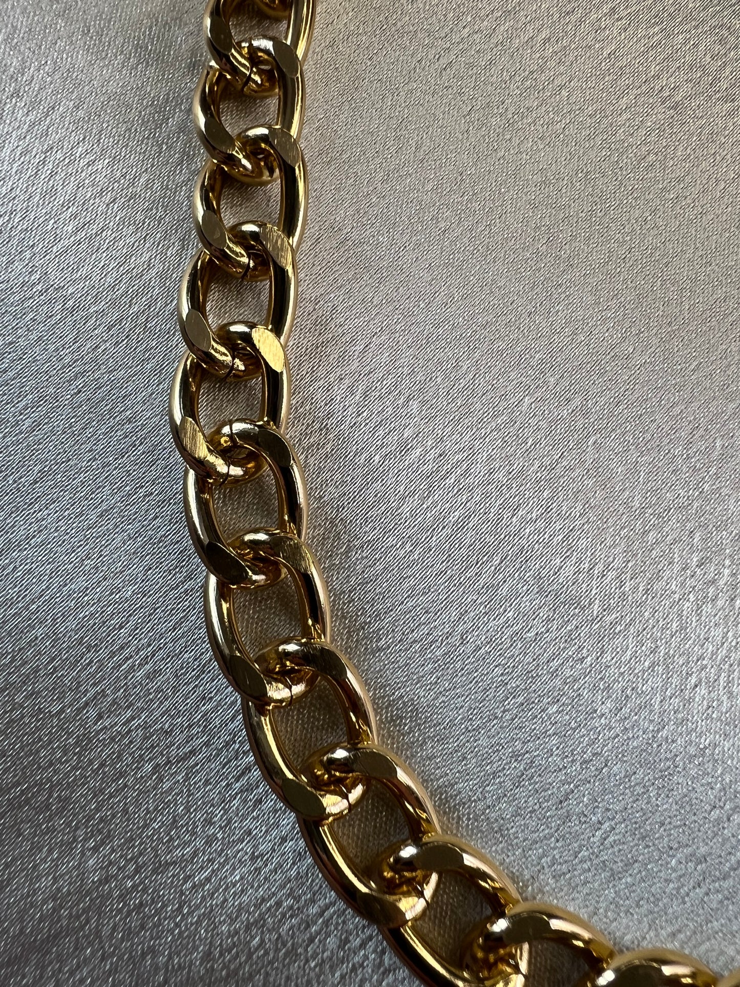 Bold Twist Chunky Lock Choker – Gold Statement Necklace