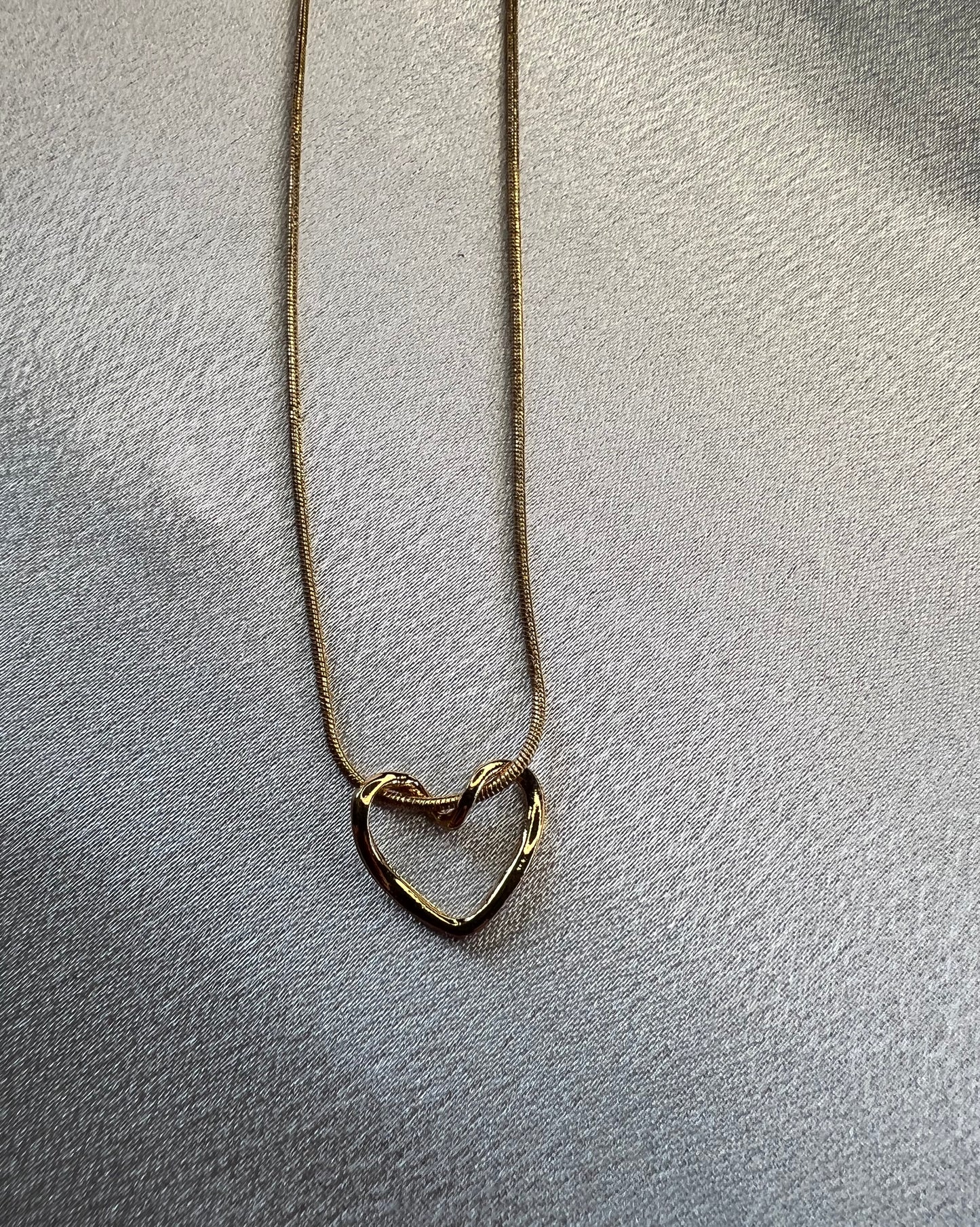 Gold Knot Detail Hollow Heart Pendant Necklace – A Symbol of Love and Connection