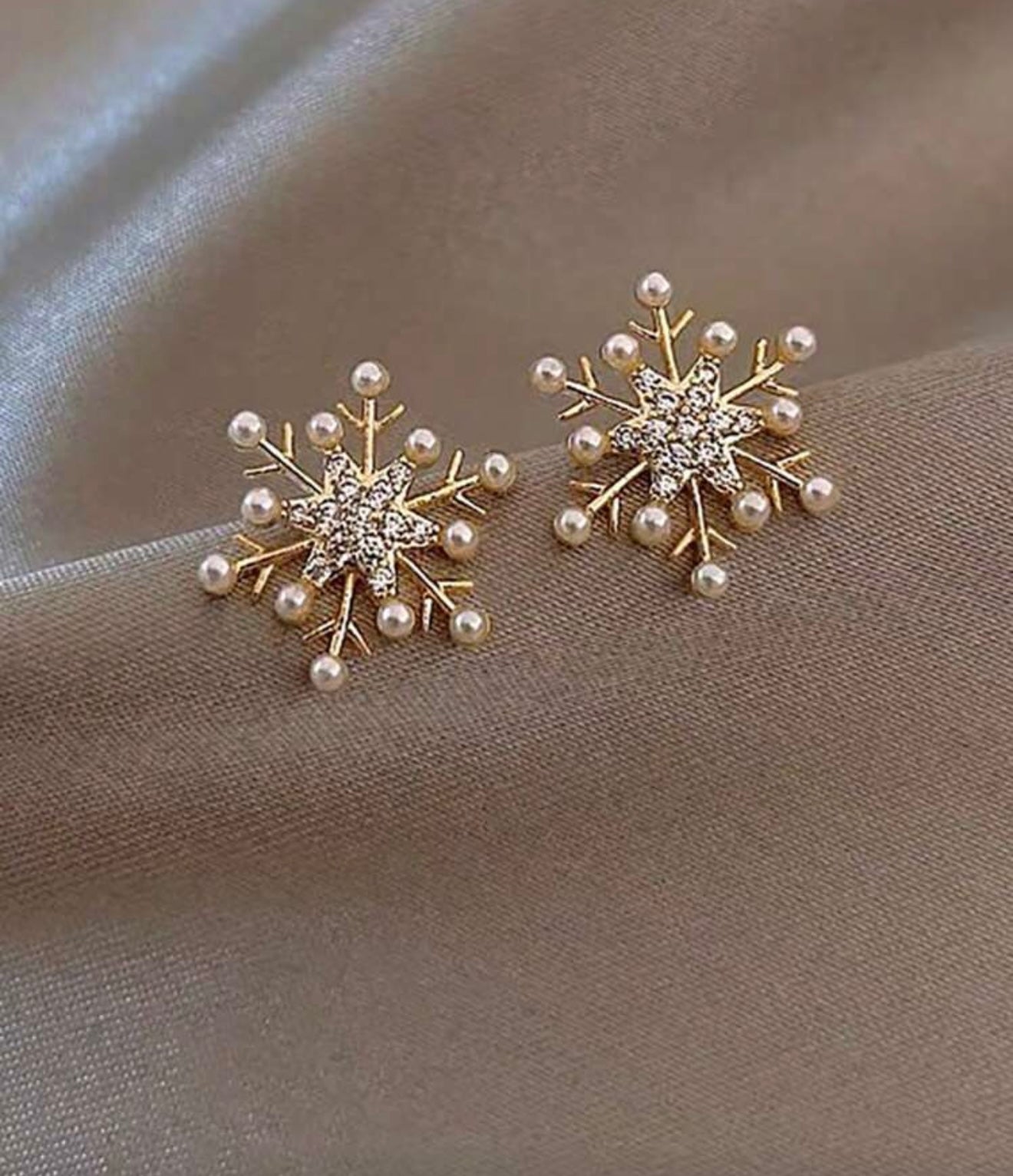 Minimalist Snowflake Design Faux Pearl & Glass Stud Earrings – Elegant, Radiant & Timeless