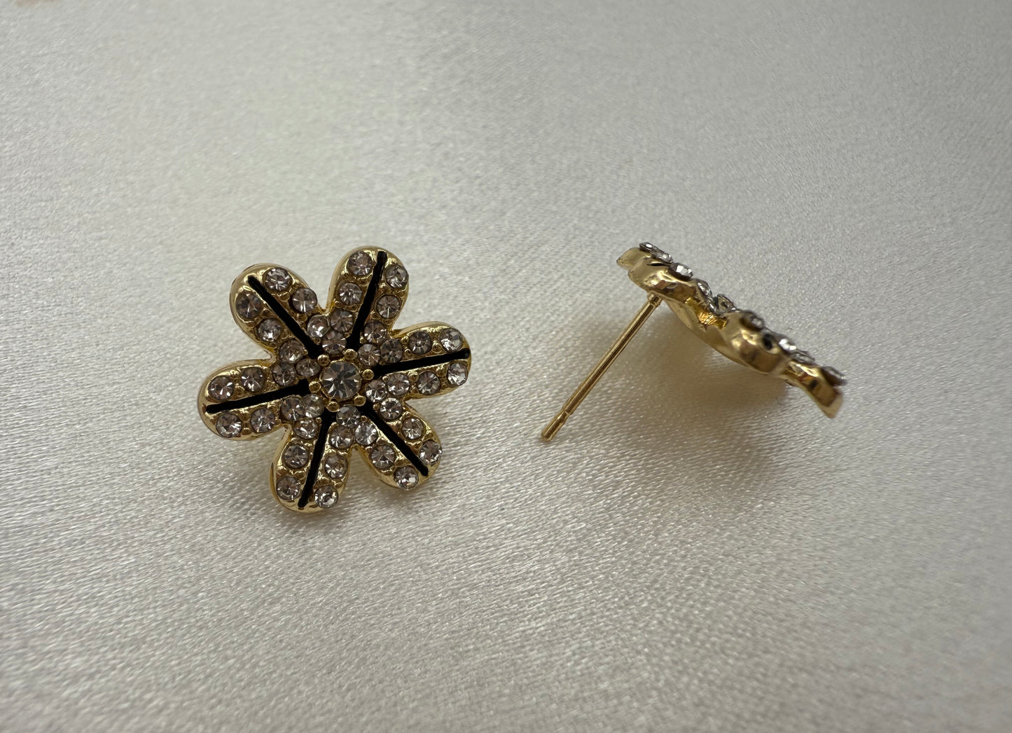 Rhinestone Flower Decor Stud Earrings – Elegant, Radiant & Timeless