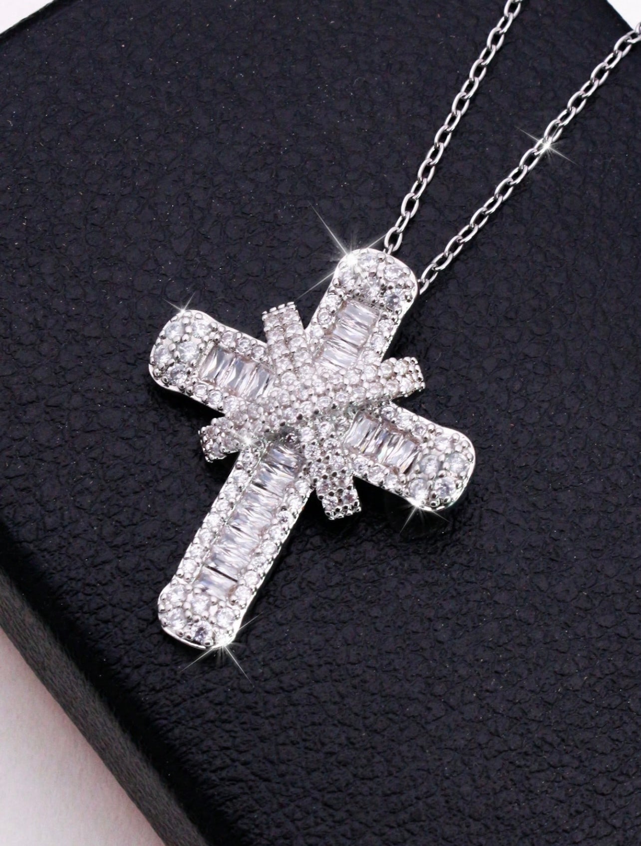 Luxury Silver-Tone Cross Pendant Necklace with Cubic Zirconia – Stylish Sparkle for Everyday Wear