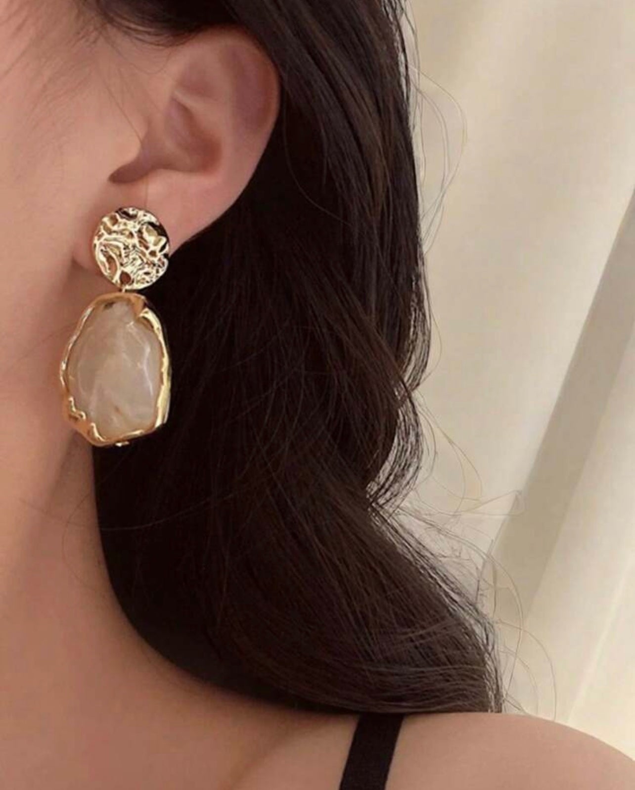 Hammered Gold Translucent Marbled Statement Drop Earrings – Bold Texture Meets Soft Elegance
