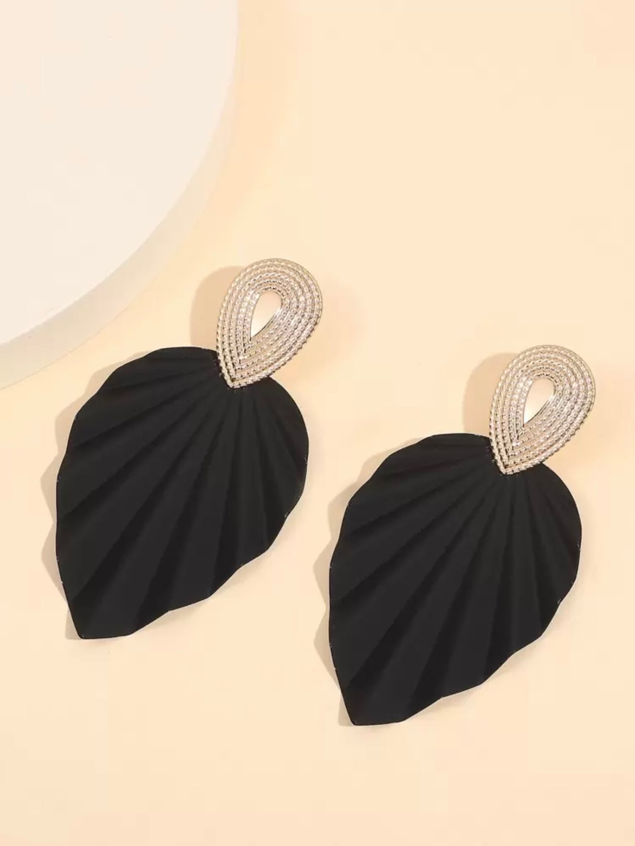Textured Leaf Drop Earrings – Gold & Black Elegance with Natural Charm