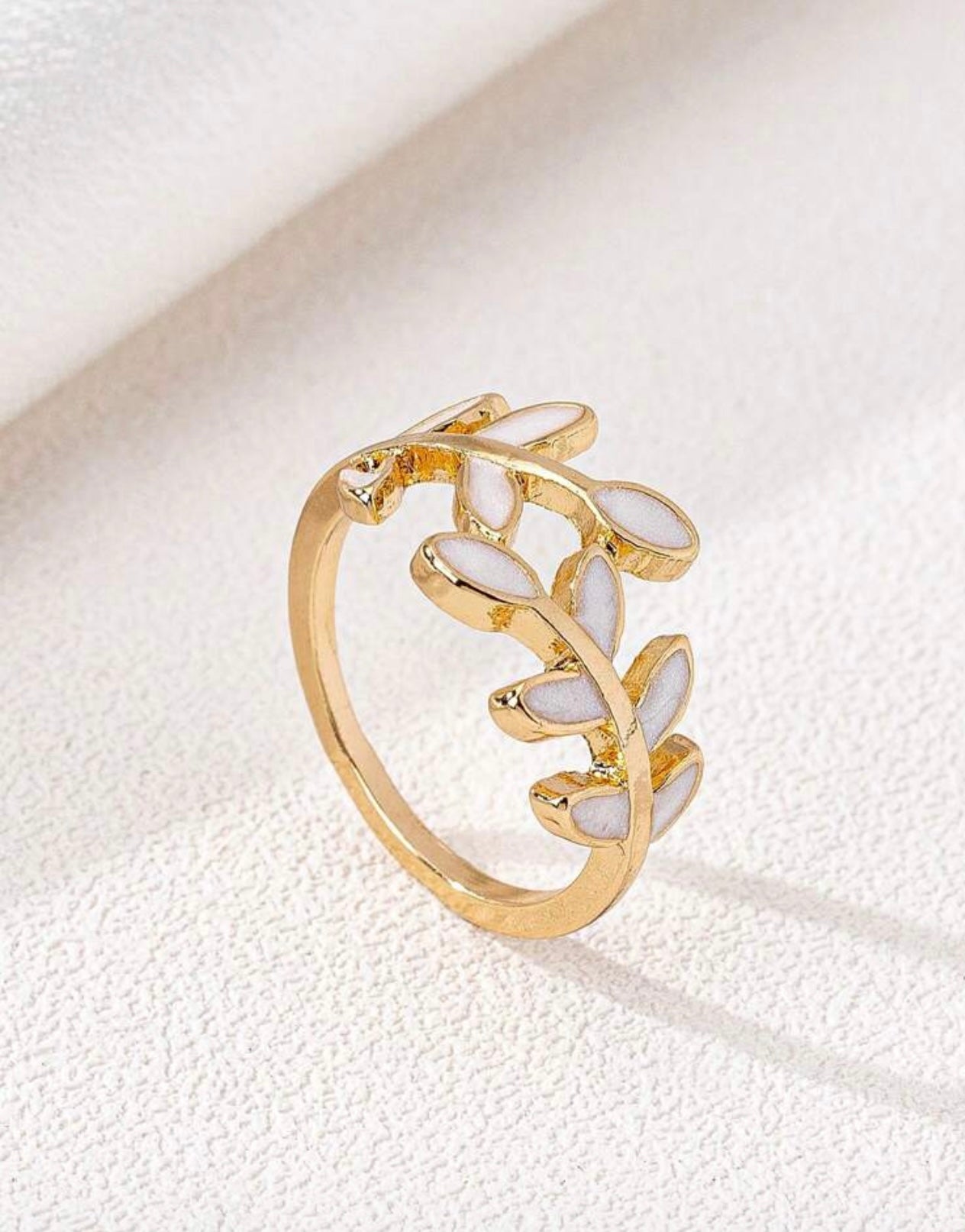 Gold Leaf Ring with Cream Marble Enamel – Elegant Gift for a Friend