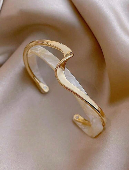 Luxury Gold & White Pearl Plate Twisted Metal Texture Bangle Bracelet – Elegant Everyday Wear