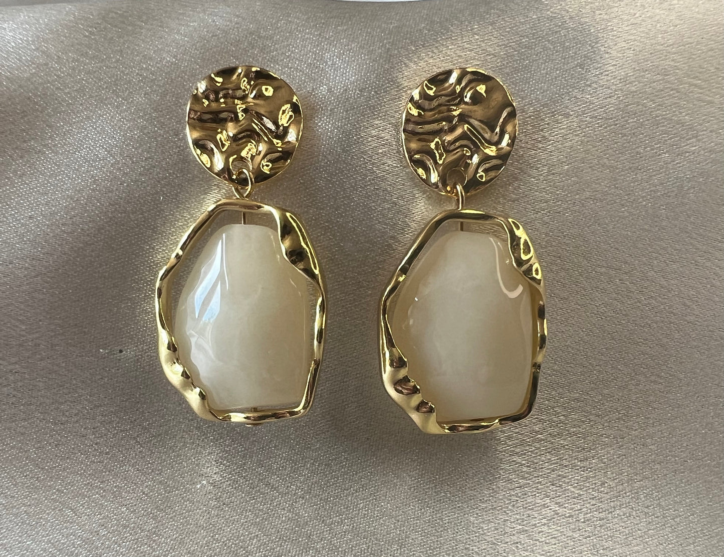 Hammered Gold Translucent Marbled Statement Drop Earrings – Bold Texture Meets Soft Elegance