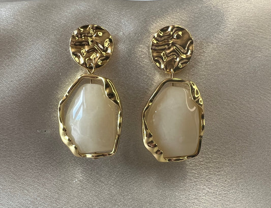 Hammered Gold Translucent Marbled Statement Drop Earrings – Bold Texture Meets Soft Elegance